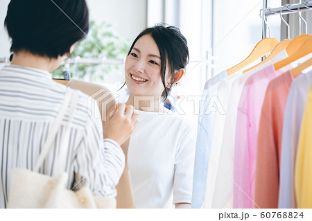 ショップ 店員 接客 女性 60768824
