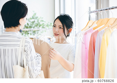 ショップ 店員 接客 女性 ショップ 店員 接客 女性 60768826