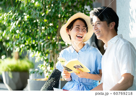 旅行　空港　カップル　海外旅行　ガイドブック　 60769218
