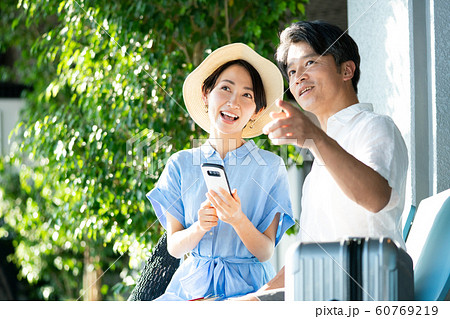 旅行　空港　カップル　海外旅行 60769219