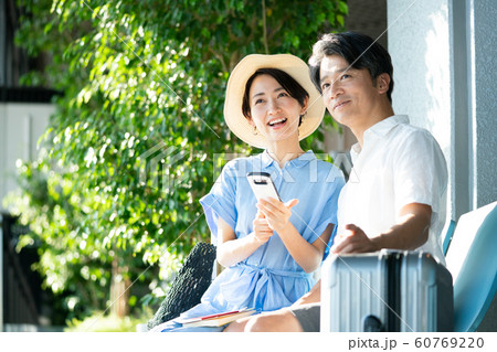 旅行　空港　カップル　海外旅行 60769220