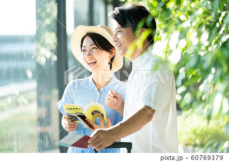 旅行 空港 カップル 海外旅行 ガイドブック 旅行 空港 カップル 海外旅行 ガイドブック 60769379