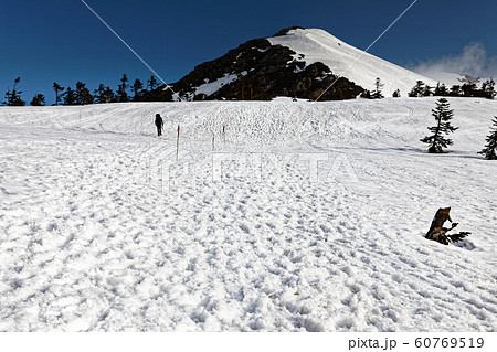 至仏山稜線を行く登山者と小至仏山 60769519