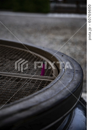 線香　願い事　縁起物　祈願　神社仏閣　信仰　宗教　日本　東京　池上本門寺　手持ち撮影　アップ　ヨリ 60769600