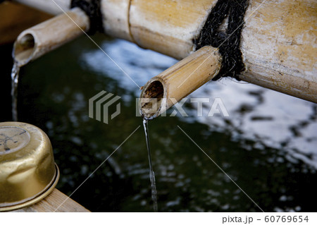 手水舎　神社仏閣　信仰　宗教　日本　境内　観光　水　柄杓　東京　池上本門寺 60769654