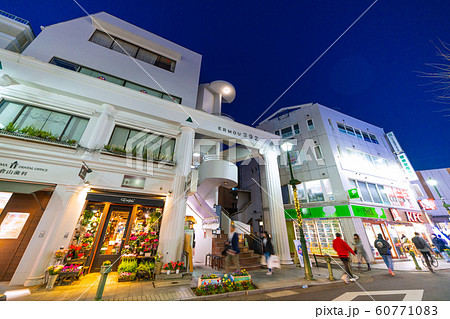 日本の横浜都市景観 大倉山駅前や「ギリシャ風」商店街・大倉山エルム通りなどを望む 60771083