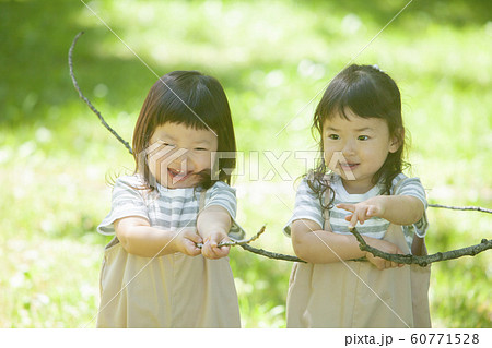 公園で遊ぶ子供達 60771528