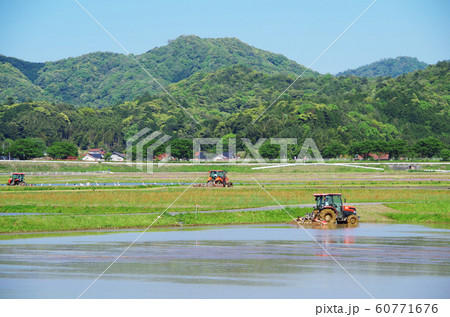 写真素材: 水田の代掻き風景 … 島根県 安来市 天候:晴れ 写真素材: 水田の代掻き風景 … 島根県 安来市 天候:晴れ 60771676