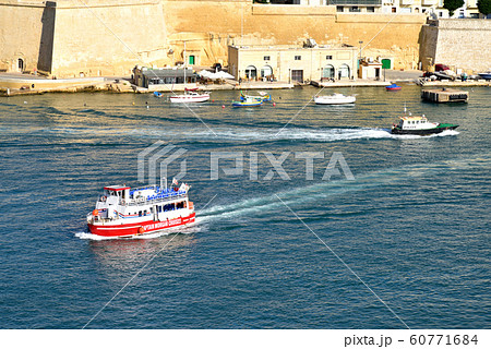 地中海　マルタ共和国　バレッタ港風景　赤い小型船舶　城砦都市バレッタ 60771684