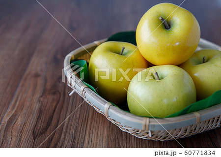 果物 黄色いりんご シナノゴールド 産地 長野県の写真素材