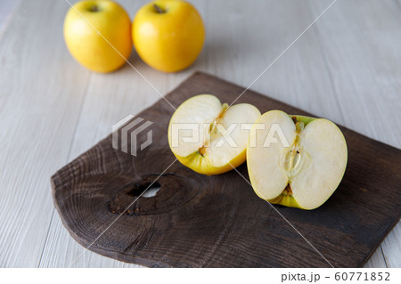 果物　黄色いりんご　シナノゴールド　産地：長野県 60771852