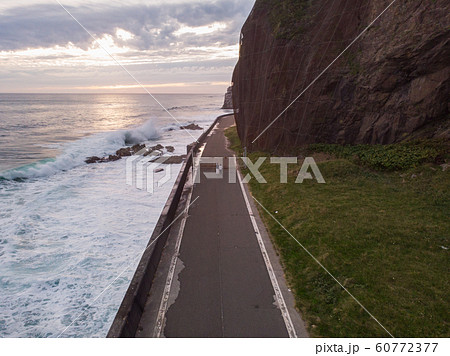 北海道様似町アポイ岳ジオパーク付近の夕景空撮写真 60772377