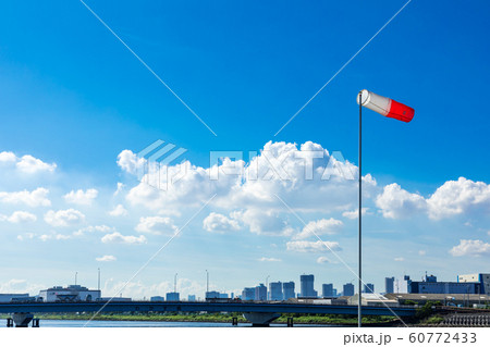 (東京都-都市風景)海浜公園から見上げる青空１ 60772433
