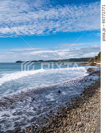 北海道様似町エンルム岬周辺の砂利浜と奇岩の海岸風景 北海道様似町エンルム岬周辺の砂利浜と奇岩の海岸風景 60772771