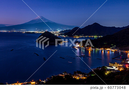 発端丈山から淡島と富士山夕景 60773048