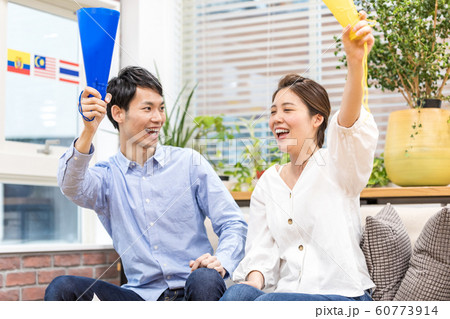 オリンピックをテレビ観戦し夫婦で応援する 60773914