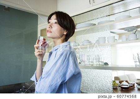 キッチン 台所 主婦 女性 家事 料理 食材 ライフスタイル トマト キッチン 台所 主婦 女性 家事 料理 食材 ライフスタイル トマト 60774568