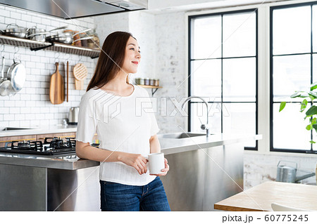 女性　キッチン　若い　ライフスタイル　カジュアル 60775245