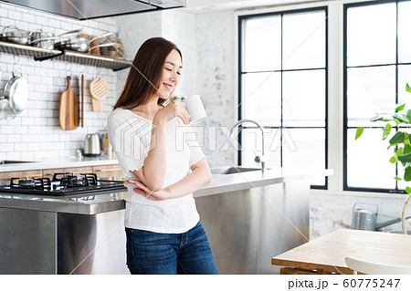女性　キッチン　若い　ライフスタイル　カジュアル 60775247