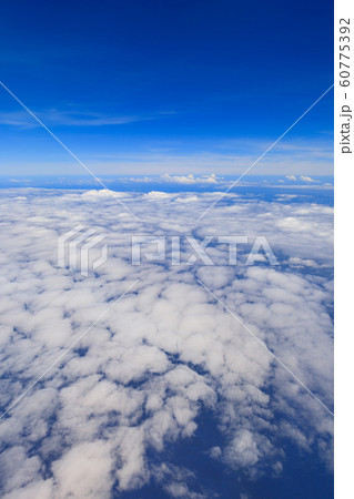 飛行機から見た雲 60775392