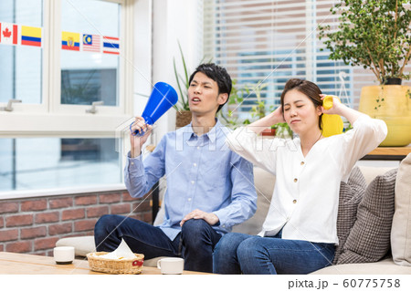 オリンピックをテレビ観戦 夫婦で応援する 60775758