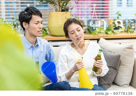 オリンピックをテレビ観戦 夫婦で応援する オリンピックをテレビ観戦 夫婦で応援する 60776136