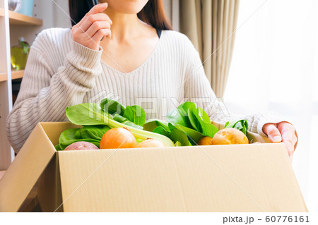 ダンボール詰の野菜 電話する女性 受け取り 発送 仕送り 60776161