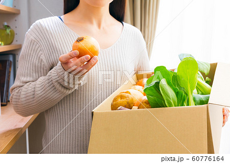 野菜を持つ女性 受け取り 発送 仕送り 野菜を持つ女性 受け取り 発送 仕送り 60776164