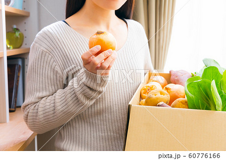 野菜を持つ女性 受け取り 発送 仕送り 60776166