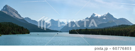 Maligne Lake close to Jasper with early morning 60776803