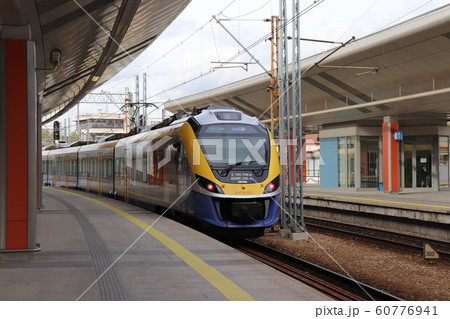 近郊型電車　クラクフ駅　ポーランド 60776941