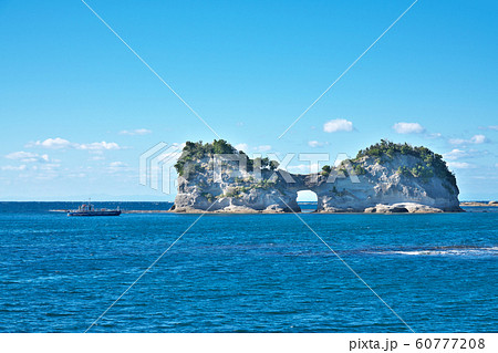 【円月島とグラスボート】 和歌山県西牟婁郡白浜町 60777208