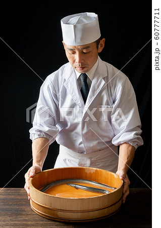 鰻の入った桶を持つ板前 60777711