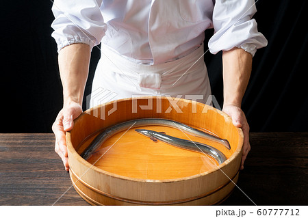 鰻の入った桶を持つ板前 60777712
