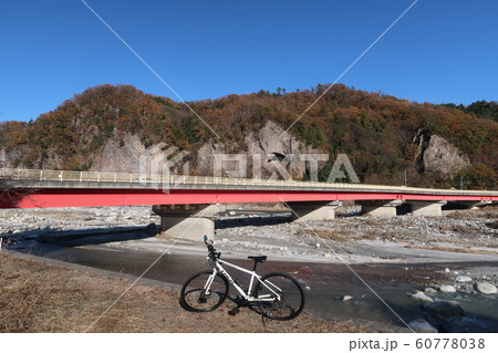 山梨県韮崎市、穴山橋と七里岩と自転車 山梨県韮崎市、穴山橋と七里岩と自転車 60778038