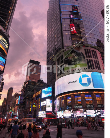 ニューヨーク 42丁目・7番街交差点 夕方 / W 42nd St, New York City 60778086