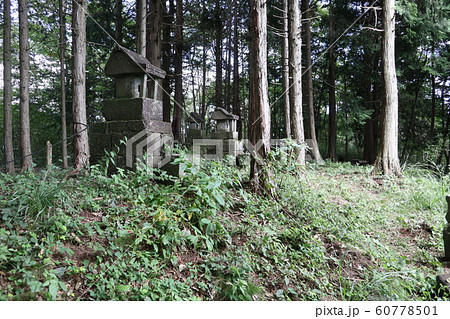 群馬県安中市　安中アルプス　ぐんま百名山の石尊山山頂の石祠 60778501