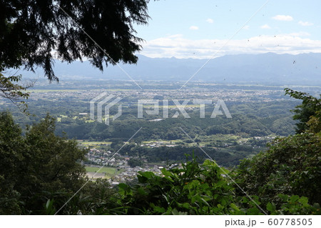 群馬県安中市　安中アルプス　ぐんま百名山の石尊山山頂から安中市街方面 60778505