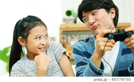 親子でTVゲームを楽しむイメージ 60779750