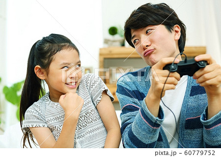 親子でTVゲームを楽しむイメージ 60779752