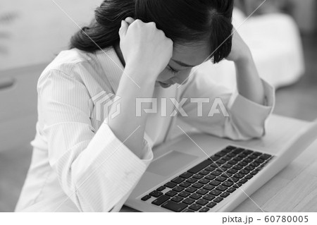 パソコンと悩む女性 60780005