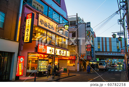 日本の横浜都市景観 レモンロードから大倉山駅などを望む（奥は「ギリシャ風」商店街・大倉山エルム通り） 60782258