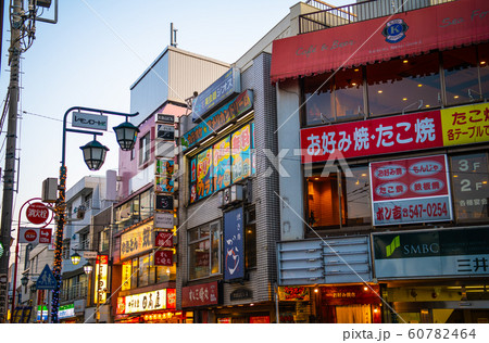 日本の横浜都市景観　大倉山駅前からレモンロードを望む 60782464