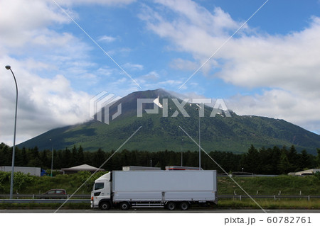 サービスエリアからの岩手山 60782761
