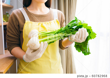 カブを持つ女性 家庭菜園 畑 収穫 60782968