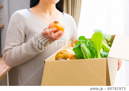 野菜を持つ女性 受け取り 発送 仕送り 60782973