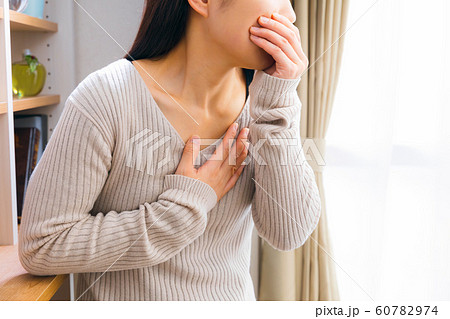 体調不良の女性 60782974