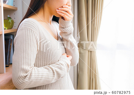 体調不良の女性 60782975