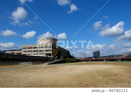 武庫川の河川敷公園から見た宝塚市役所と宝塚新大橋 60783213