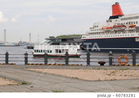大さん橋に停泊中のにっぽん丸と観光船 60783281
